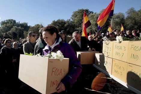 Familiares dan sepultura a los restos hallados en el Marrufo