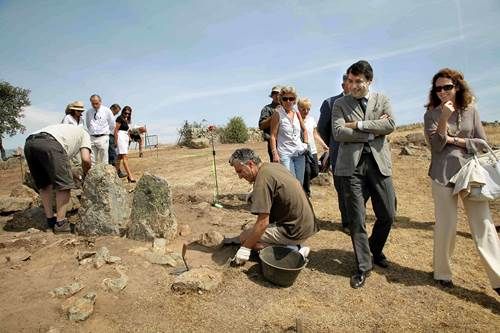 Ignacio González visita un yacimiento visigodo en Colmenar Viejo en 2012